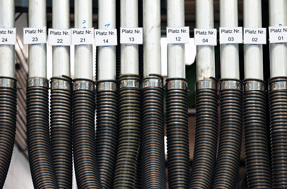 "Bus station" for feeding material to the injection moulding machines