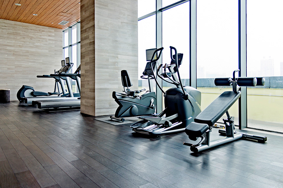 Empty gym room with group of exercise machine.