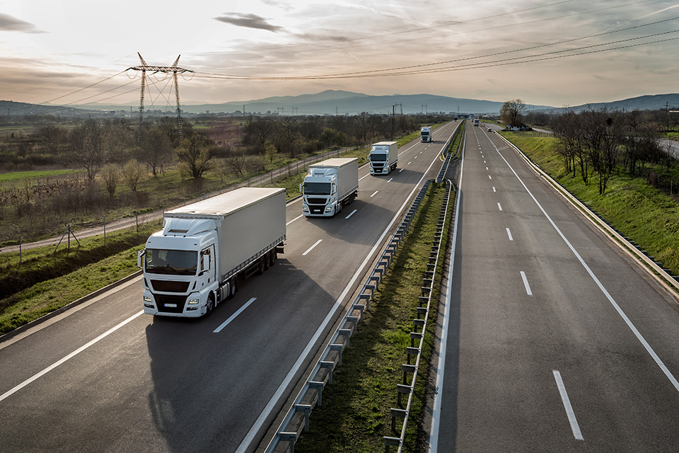 Karawane oder Lkw-Konvoi auf der Autobahn