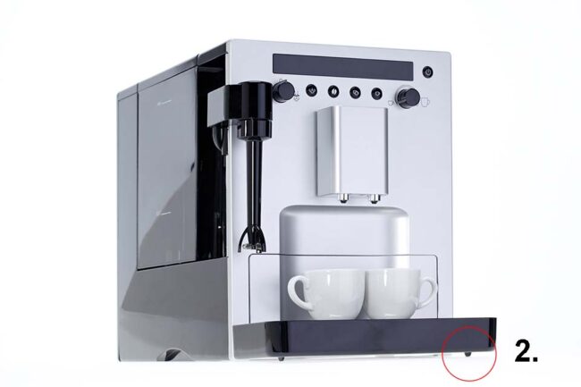 Espressomaschine mit zwei weißen Tassen und elastischen Füßen,isoliert auf weißem Hintergrund