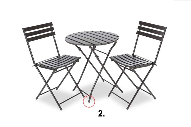 Klappbarer Tisch und Stühle für den Garten mit Schutzfüßen auf weißem Hintergrund