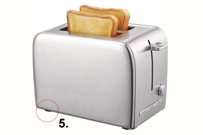 Toaster mit Toast in Silber Metall mit vier Gerätefüße, isoliert auf weißem Hintergrund