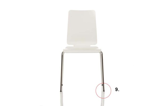 Puristischer Stuhl in Weiß - Metall mit verstellbaren Gleitern, auf weißem Hintergrund