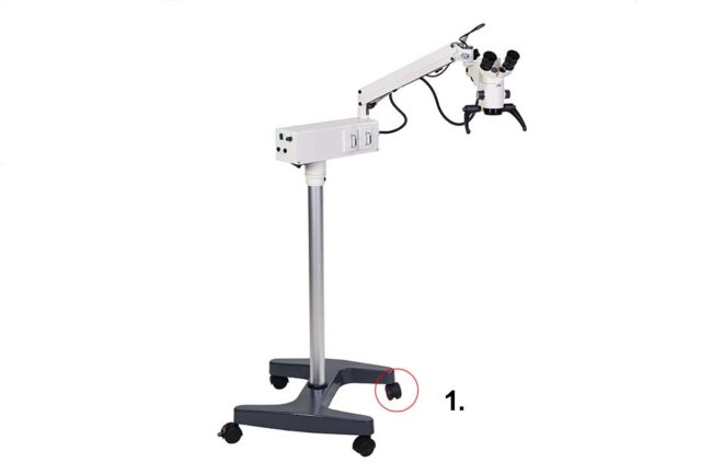 Moderne Medizintechnik - tragbares Operationsmikroskop mit Doppellenkrollen, isoliert auf weißem Hintergrund