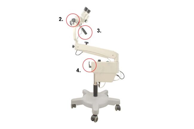 Medizinisches gynäkologisches Mikroskop mit Sterngriffen, Handgriff und Klemmhebel, isoliert auf weißem Hintergrund