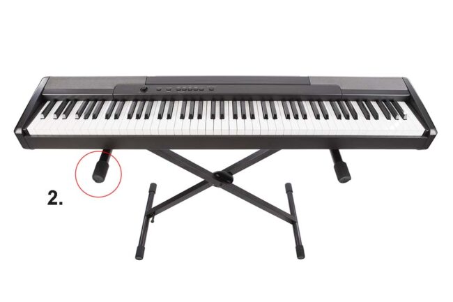 Elektrisches Klavier auf einem höhenverstellbaren Ständer, mit Kappen, isoliert auf einem weißen Hintergrund