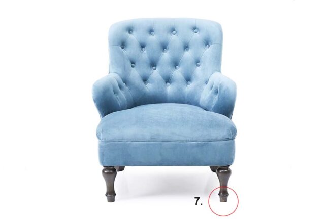 Oma Sessel mit blauer Polsterung mit Bodenschonern, isoliert auf weißem Hintergrund