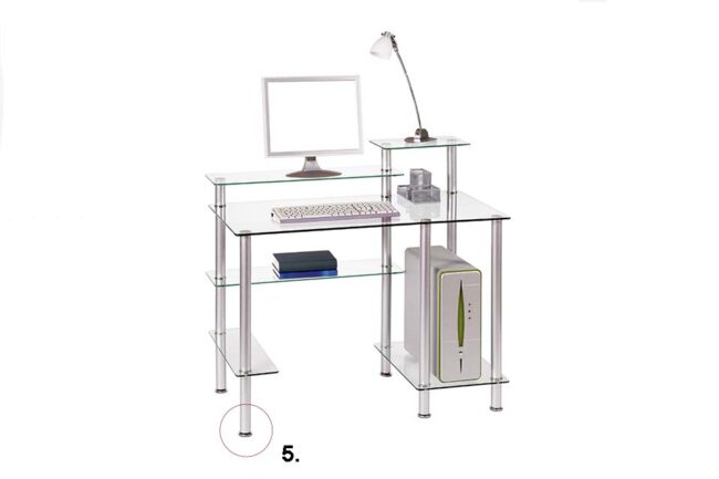 Kleiner Schreibtisch Büro, aus Glas und Metall mit höhenverstellbaren Füßen, isoliert auf weißem Hintergrund