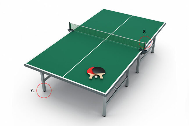 Tischtennisplatte mit Lamellenstopfen an Füßen und Netz auf weißem Hintergrund
