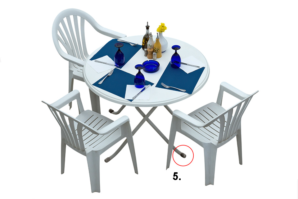Gartensitzmöbel aus weißem Kunststoff mit Winkelgleitern / Gleitkappen