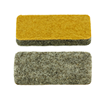 Das Bild zeigt ein graues selbstklebendes Filzplättchen , von zwei Seiten fotografiert.