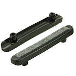 Die Abbildung zeigt in zwei Ansichten einen schwarzen Kufengleiter aus Polyamid mit einem Befestigungszapfen und einer graumelierten Filzgleitfläche.