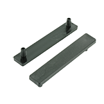 Gezeigt wird ein schwarzer flacher und rechteckiger Kufengleiter mit zwei Montagezapfen.