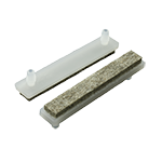 Das Bild zeigt aus zwei Ansichten einen flachen, weißen Kufengleiter mit zwei Befestigungszapfen und einer Gleitfläche aus grauem Filz.