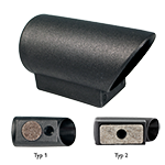 Dargestellt ist eine schwarze Winkelgleitkappe zur Montage an Rundrohren. Die Kappe hat eine Montagebohrung und entweder eine fest verklebte Filzgleitfläche. oder eine Filzaufnahmetasche.