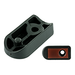 Das Bild zeigt einen schwarzen Schalengleiter mit einem Arretierungsdorn und einer Befestigungsbohrungh. Die Bodenfläche ist mit einer rotbraun gefärbten rutschfesten PUR-Einlage durch Kleben fest verbunden.