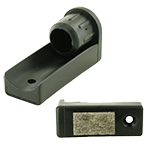 Das Bild zeigt einen schwarzen Winkelgleiter. Der Gleiter hat eine Montagebohrung und eine graumelierte fest verschweißte Filzgleitfläche