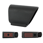 Die Abbildung zeigt eine schwarze Winkelkappe mit einer rotbraunen Polyurethan-Haftfläche in zwei Ausführungen und zwei Abbildungen, von vorne und von unten. Die erste Abbildung zeigt die Unterseite mit einer mittigen, durch das Haftplättchen führenden Befestigungsbohrung. Die zweite Abbildubg zeigt eine nach rechts verschobene Befestigungsbohrung.