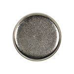 Abgebildet ist eine runde Metallfläche auf weißem hintergrund.