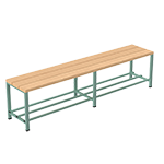 Eine Sitzbank deren Oberfläche aus Holzbalken besteht, die auf einem grünlackiertem Metallgestell angebracht sind