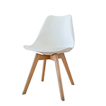Ein moderner Esszimmerstuhl mit einer weißen Sitzschale und mit Holzbeinen