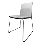 Ein mit hellgrauem Stoff bezogener Schalenstuhl der auf einem Stahlgestell ruht.