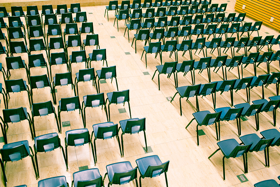 Stuhlreihen in einem Raum auf elastischem Boden stehend und von oben fotografiert
