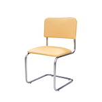 Ein Küchenstuhl mit gelbgefärbter Sitzfläche aus Leder auf einem C-Gestell aus Metall