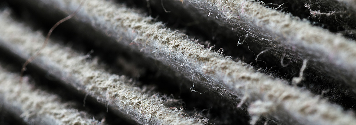 Das Bild zeigt eine Nahaufnahme mehrere graue Filzplatten, die hintereinander angeordnet sind.