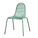 Abgebildet ist grüner Metallstuhl mit offener Rückenlehne und schrägen Beinen, der für die Außenterrasse geeignet ist.