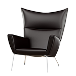 Abgebildet ist ein moderner aus schwarzem Leder bezogener Sessel mit Beinem aus polierten Metallrohren gefertigt
