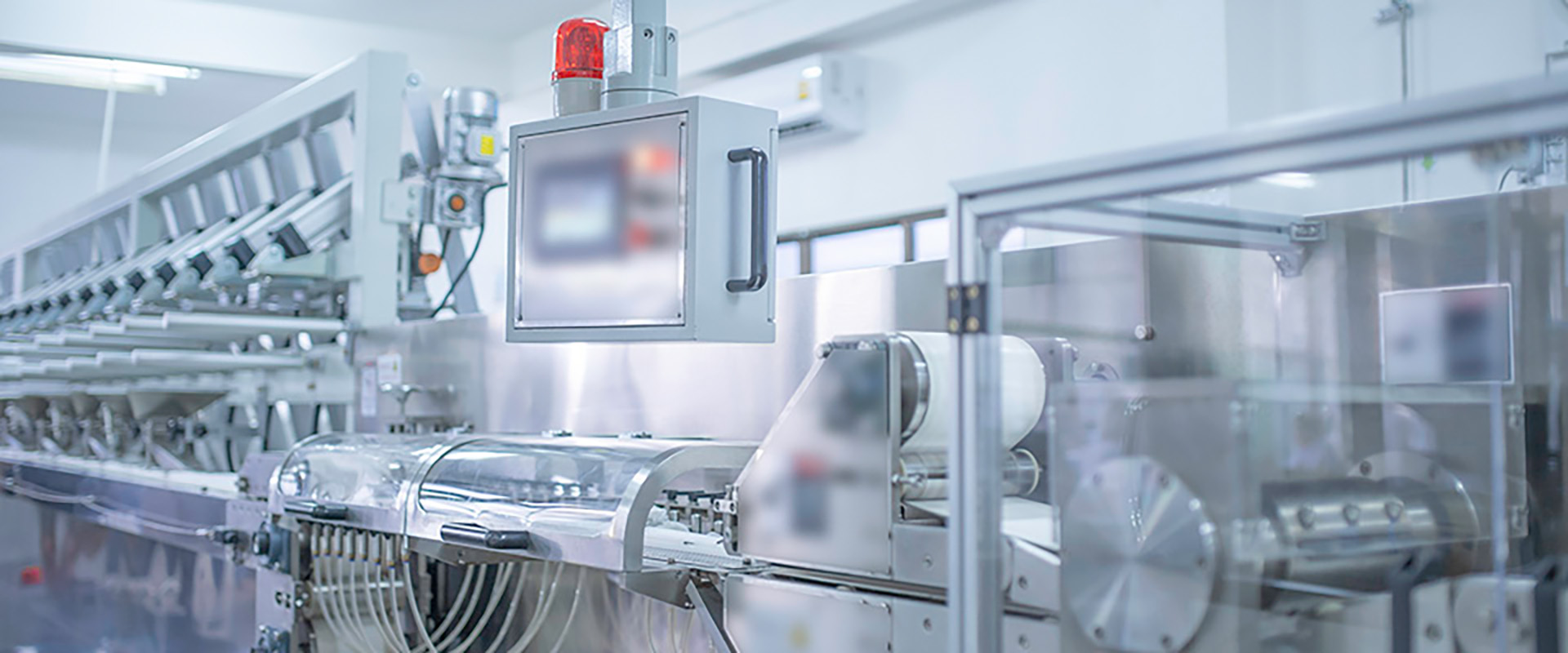 Maschinen zum Verpacken von Produkten innerhalb der Fabrik; in der Kosmetikindustrie, um maximale Sauberkeit zu gewährleisten in hellen Gru- Metalltönen.