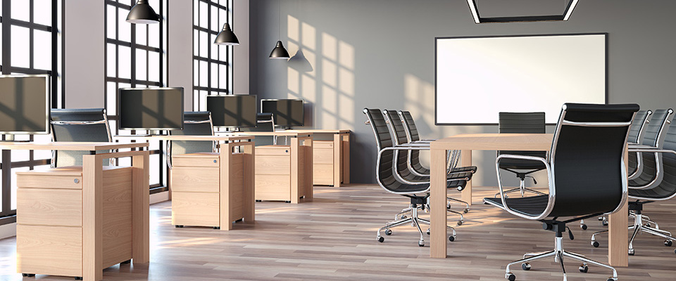 Modernes Büro im Loft-Stil mit grauen Wänden. Die Räume verfügen über Holzböden und graue Wände. Ausgestattet mit einem Holztisch und einem schwarzen Ledersessel. Es gibt schwarze Fenster mit Blick nach draußen.