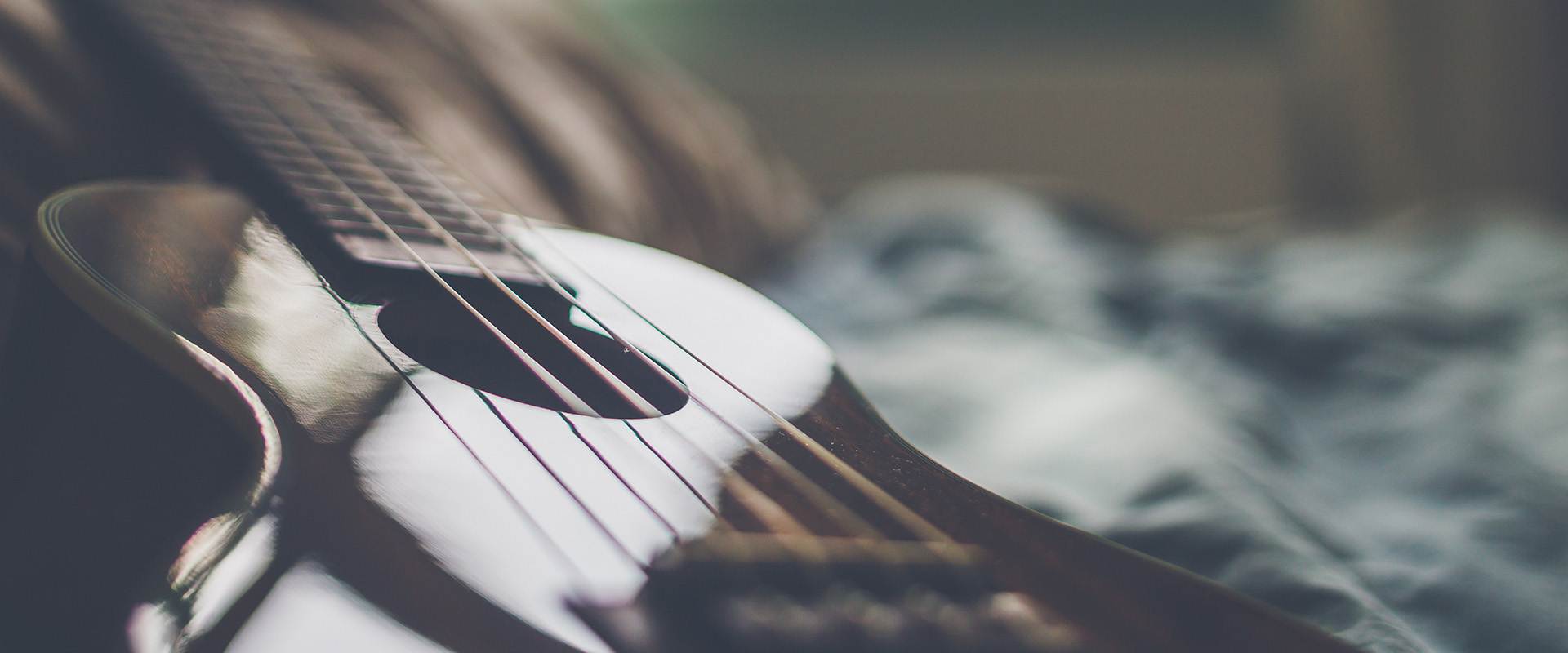 Gitarre im Gegenlicht fotografiert