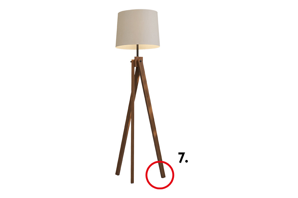 Hohe moderne Stehlampe mit hellbeigen Lampenschirm und einem dreibeinigem Gestell aus Nussbaumholz