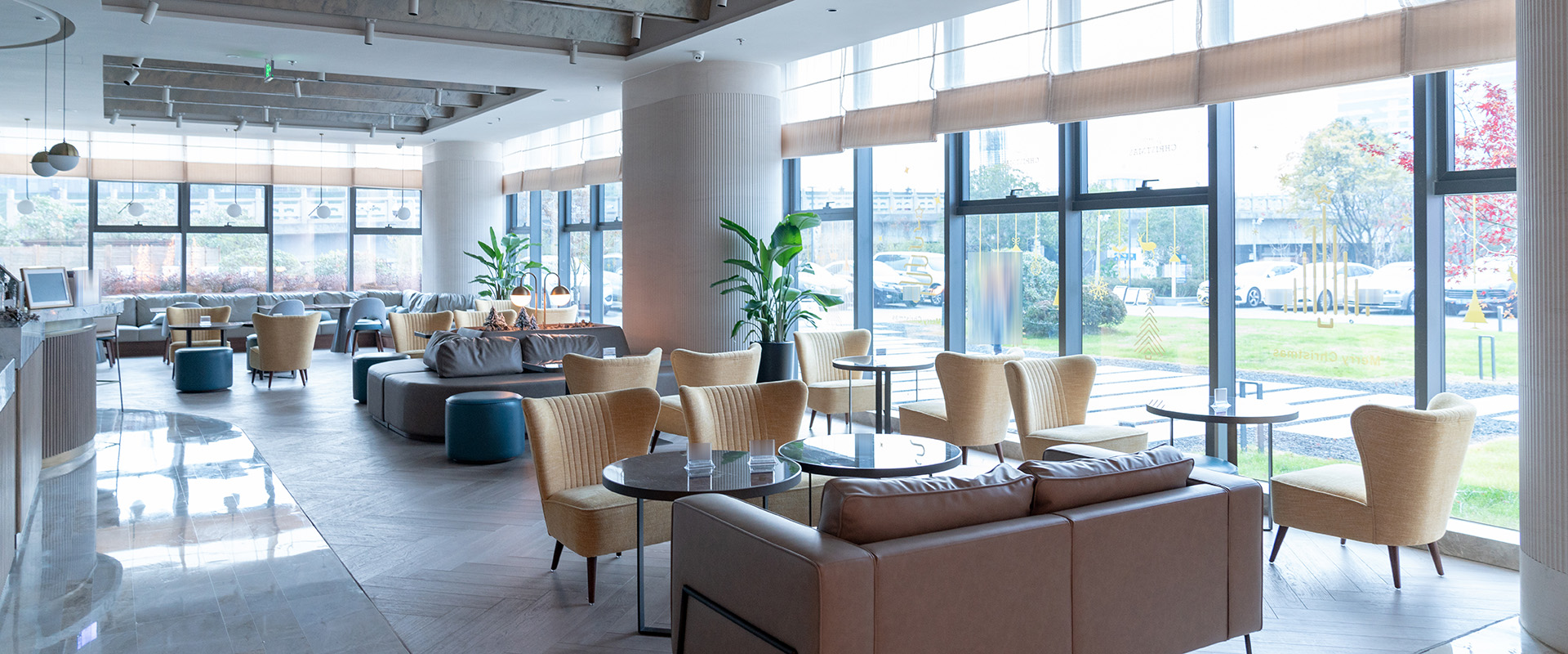 Exklusives Restaurant und Lounge-Bar im modernen Designstil mit einer über Eck verlaufenden deckenhohen Fensterfront