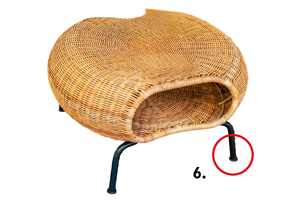 Rattanhocker auf schwarzem Stahlgestell, mit einer Öffnung zur Ablage von Zeitungen
