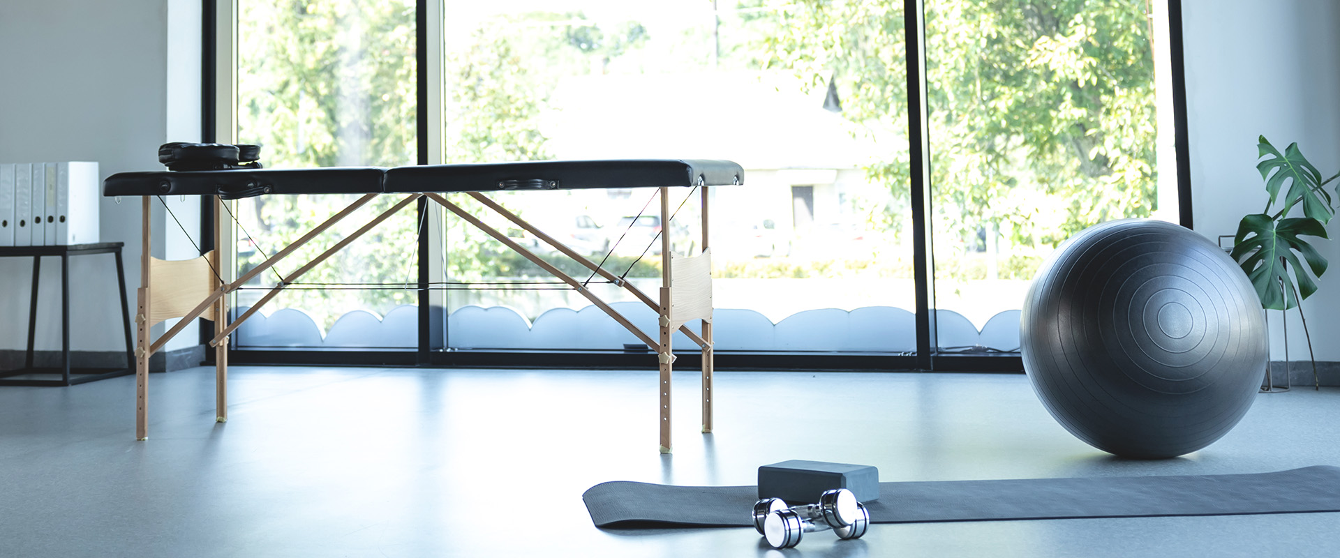 Medizinische Spezialgeräte für die Ausbildung von Physiotherapeuten im Physiotherapieraum eines Krankenhauses