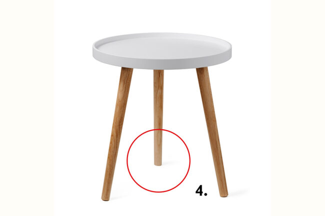 Kleiner runder weißer Tisch mit 3 Beinen auf weißem Hintergrund.