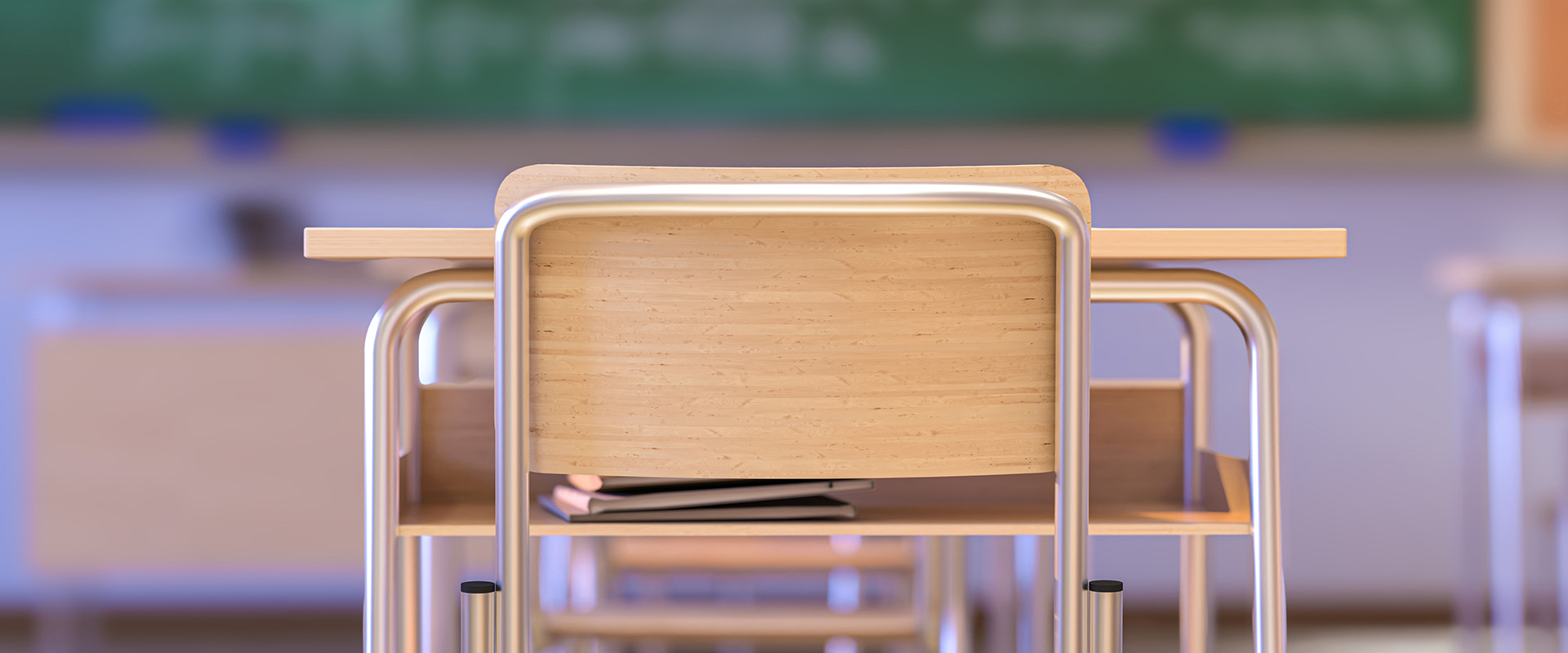 Ein Schultisch mit Büchern wartet darauf, dass die Schüler wieder in den Unterricht zurückkehren