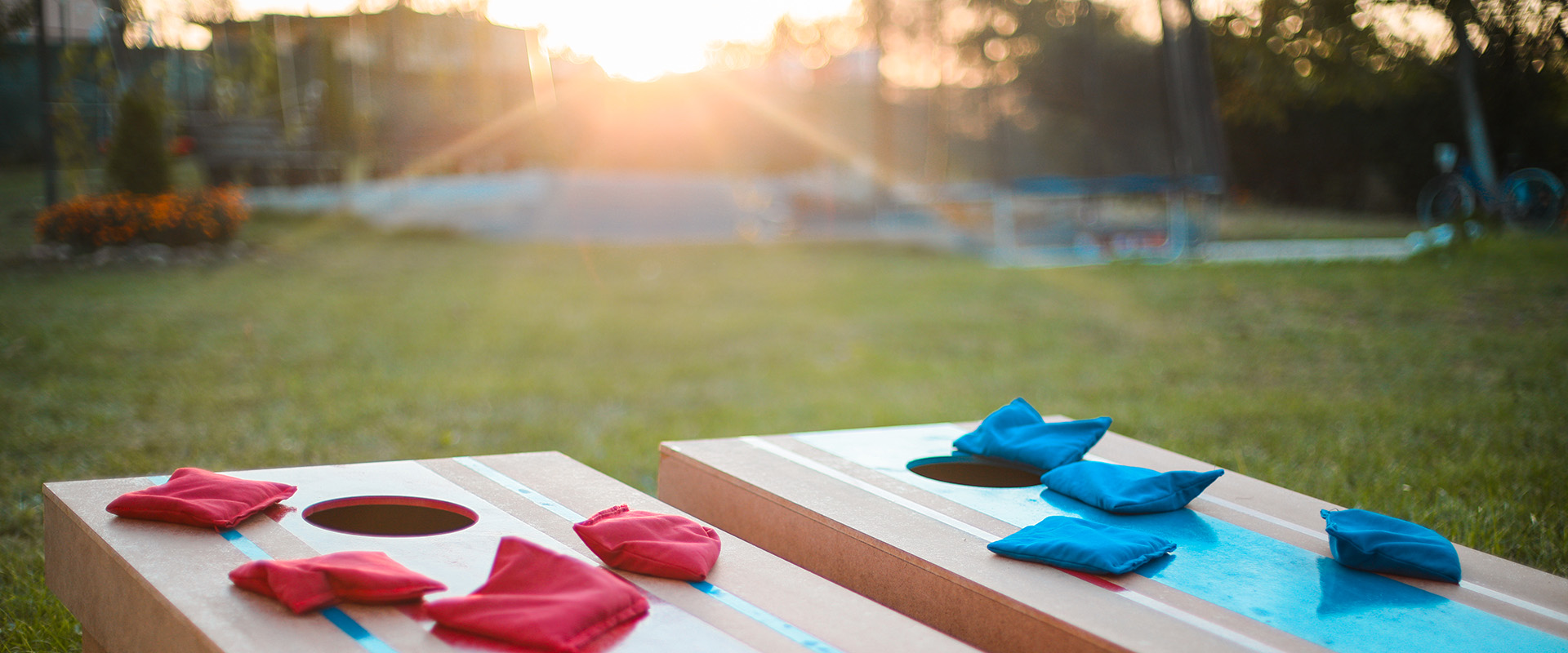 Selbstgemachtes Cornhole-Brettspiel im Garten