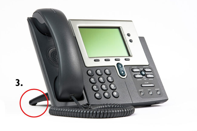 Modernes programmierbares schwarzes Telefon auf weißem Hintergrund