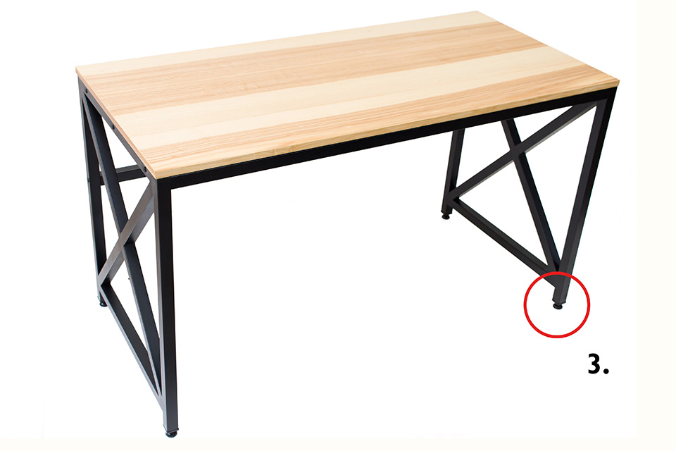 Schreibtisch mit einer helle gemaserten Holzoberfläche und einem schwarzen Stahlgestell auf weißem Hintergrund