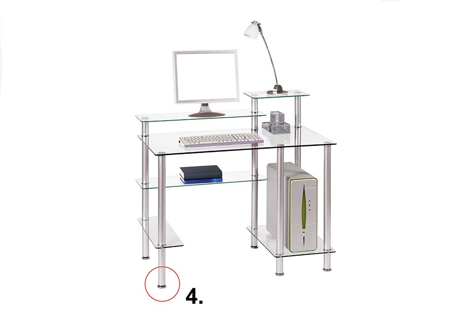 Ein moderner Schreibtisch mit Glasoberfläche und Stahlgestell. Auf dem Tisch steht ein Computerbildschirm mit Tastatur, isoliert auf weißem Hintergrund